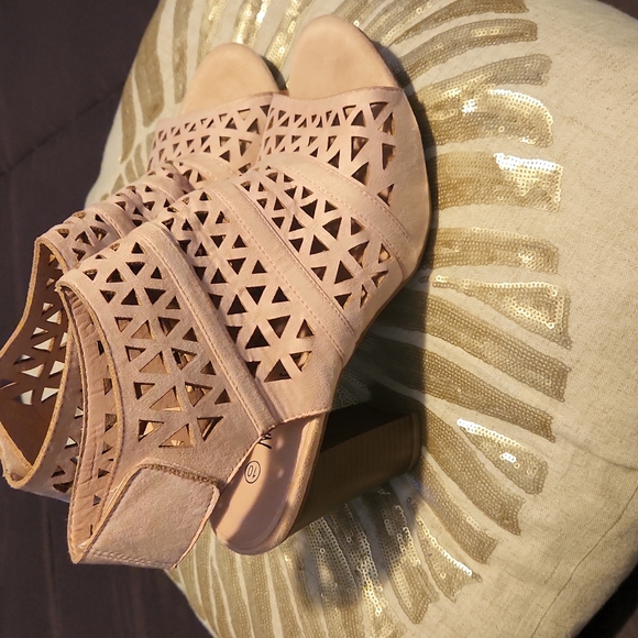 Shoes - Picture 2 of 4